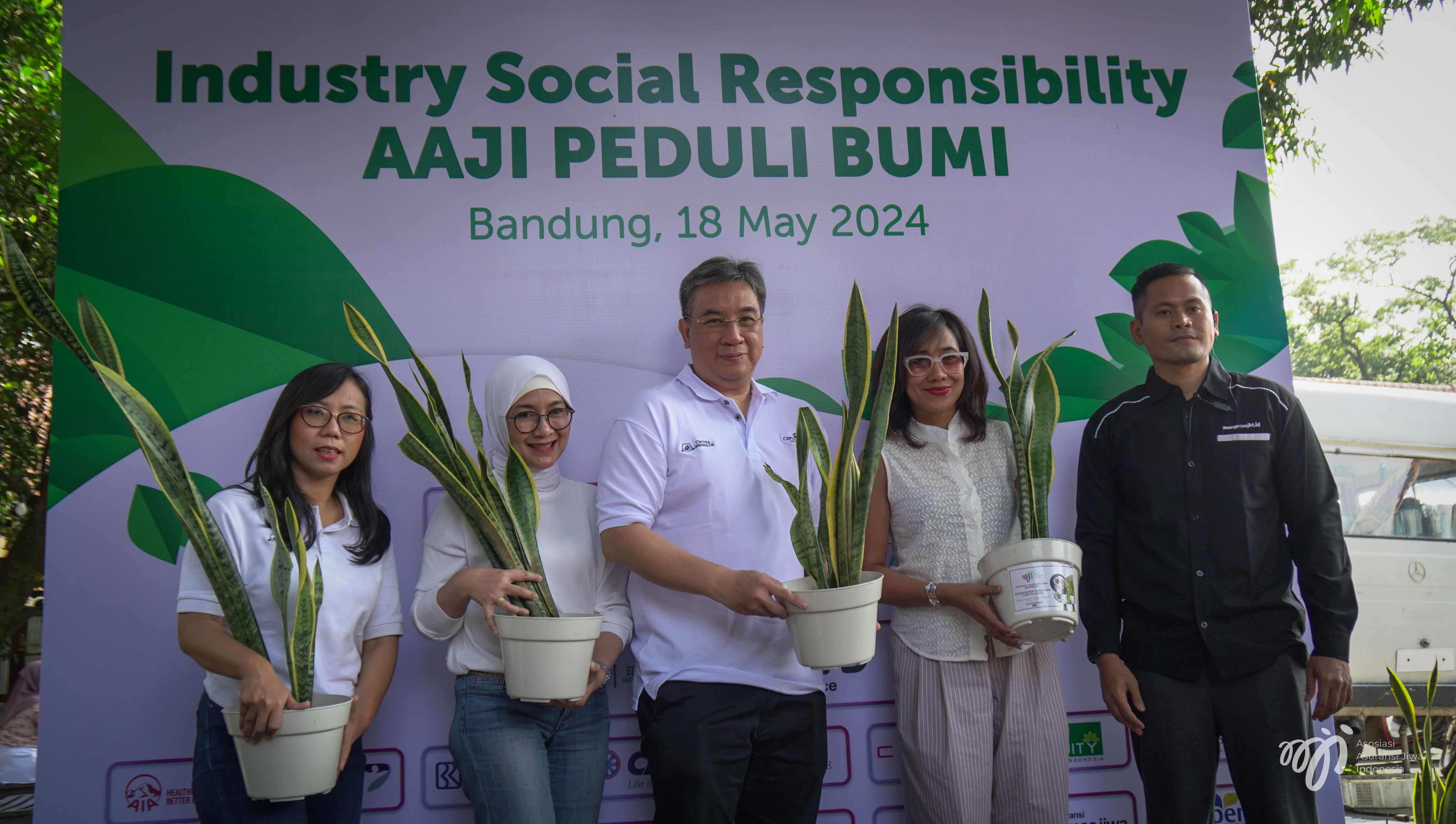 AAJI Bersama 20 Perusahaan Anggota Bagikan 1.350  Lidah Mertua dan Edukasi Literasi Keuangan di Bandung